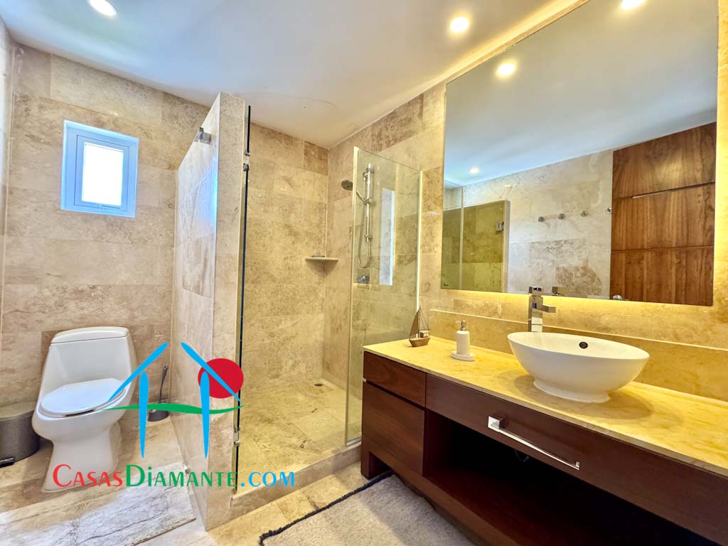 Ocean Front 506 - Baño completo para recámara tres y cuatro 1